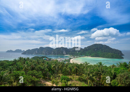 Point de vue de l'île Phi Phi de haut lieu de l'heure du coucher du soleil, Krabi, Thaïlande Banque D'Images