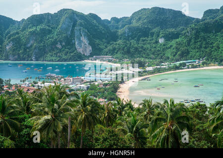 Point de vue de l'île Phi Phi de haut lieu de l'heure du coucher du soleil, Krabi, Thaïlande Banque D'Images