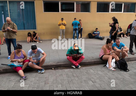 La Havane, Cuba. Peuple cubain en utilisant les téléphones mobiles, les téléphones portables, smartphones pour wi-fi internet dans la Calle Obispo, Habana Vieja Banque D'Images