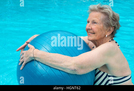 SENIOR, PISCINE Banque D'Images