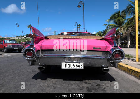 La Havane, Cuba. 1959 Cadillac Eldorado, rose vintage classique, vieille voiture, taxi cab dans la ville cubaine de trafic. Vue arrière Banque D'Images