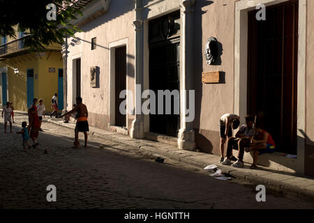 La Havane, Cuba. Les garçons et le sport, heureux les enfants cubains jouent au football dans la rue ville, équipe d'enfants, amis et partie de soccer Banque D'Images