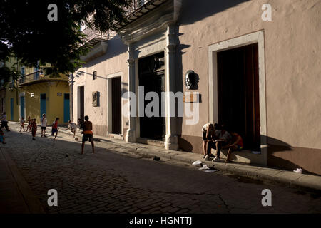 La Havane, Cuba. Les garçons et le sport, heureux les enfants cubains jouent au football dans la rue ville, équipe d'enfants, amis et partie de soccer Banque D'Images