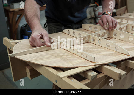 Neal Hathaway, menuisier et fabricant de meubles en bois, la création d'une planche de surf pour l'alésage du bras Severn. Banque D'Images