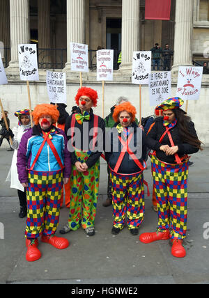 Guantanamo Londres militants campagne habillé en clown à Trafalgar Square, Londres, au cours d'une manifestation contre les "15 ans de faire une parodie de justice" que 50 prisonniers sont toujours à Guantanamo 15 ans après son ouverture. Banque D'Images