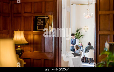 Une offre de prendre une commande du client dans un restaurant. Banque D'Images