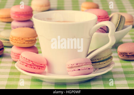 Tasse de café noir avec sweet Biscuits macaron français colorés Banque D'Images