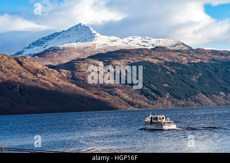 Bateau de Moteur d'Arklet Inveruglas Inversnaid Hotel laissant pour Inversnaid dans tout le Loch Lomond sur un après-midi d'hiver. Banque D'Images