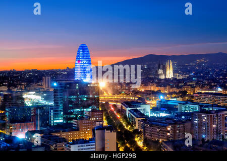 Barcelona skyline at night Banque D'Images