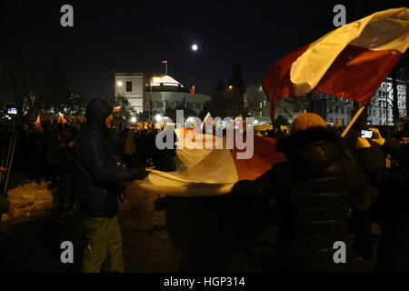 Varsovie, Pologne. Jan 11, 2017. Mouvement civile Comité pour la défense de la démocratie (KOD) et les partis de l'opposition détenus protester contre parti PiS (Droit et Justice), qui a tenu un vote parlementaire sur le budget de 2017 de la Pologne sans opposition. Avant le parlement polonais (Sejm) tribune a été bloqué par l'opposition lors du débat sur le budget de décembre 2016. © Jakob Ratz/Pacific Press/Alamy Live News Banque D'Images