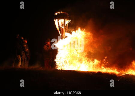 La combustion Clavie après l'équipage Clavie ont défilé à travers les rues de Burghead dans Moray à proximité de Doorie Hill où la demi-tonneau rempli de copeaux de bois et de goudron est devenu un feu à éclats. Banque D'Images