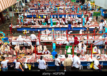 Marché de la viande dans le Bazar Vert à Almaty, Kazakhstan Banque D'Images