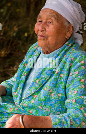 Dame âgée kazakh dans Altyn Emel, Kazakhstan Banque D'Images