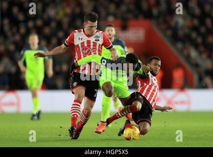 Divock de Liverpool (centre ancien) batailles pour la balle avec Southampton Pierre-Emile Hojbjerg (à gauche) et Ryan Bertrand au cours de l'EFL Cup Semi Finale, premier match aller à St Mary's Stadium, Southampton. Banque D'Images