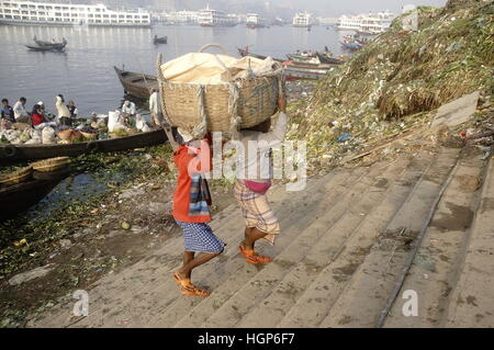 Dhaka, Bangladesh. Jan 11, 2017. Deux travaux sont la prestation de produits près de la rivière Buriganga sur Vieux Dhaka. Credit : Md. Mehedi Hasan/Pacific Press/Alamy Live News Banque D'Images