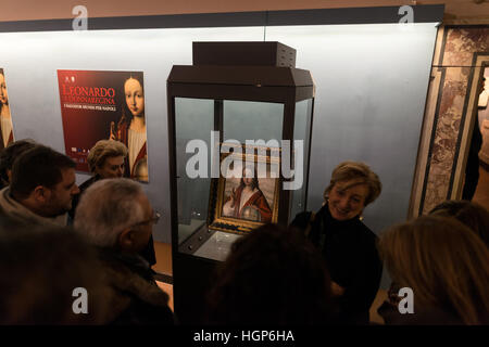 Naples, Italie. 11 janvier, 2017. Le célèbre tableau 'Salvator Mundi" de Léonard de Vinci arrive pour une exposition à Naples, en Italie. Crédit : Michele Amoruso/Pacific Press/Alamy Live News Banque D'Images