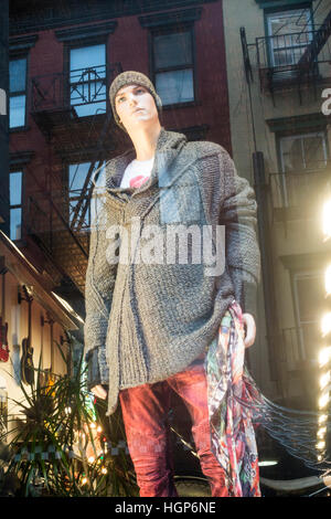 Un mannequin masculin dans la fenêtre d'un magasin de mode dans Soho à New York City Banque D'Images