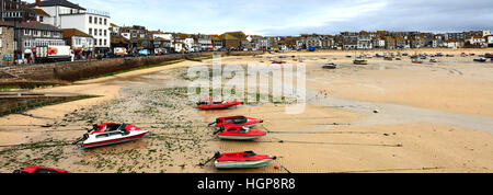 Front de l'été, port et plage, vue sur la ville de St Ives, la baie de St Ives, Cornwall County ; Angleterre ; UK Banque D'Images