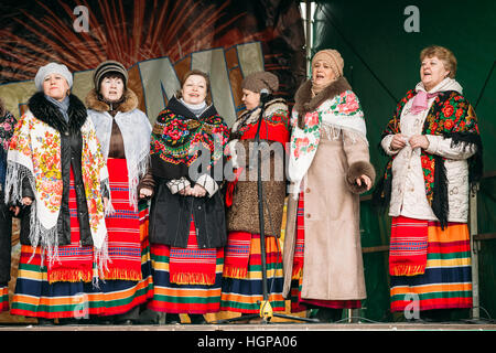 GOMEL, Bélarus - 21 Février 2014 : Inconnu groupe de femmes en costumes traditionnels lors de célébration de la Maslenitsa russe traditionnelle - séjour consacré à la th Banque D'Images