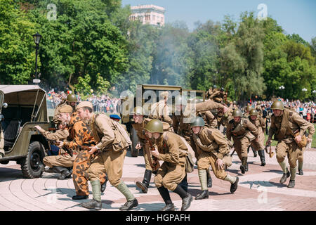 Gomel, Bélarus - 9 mai 2016 : Le groupe de participants en Fédération de soldats soviétiques d'exécution uniforme avec des fusils. Scène de bataille de reconstitution WW2 TEMPS, C Banque D'Images