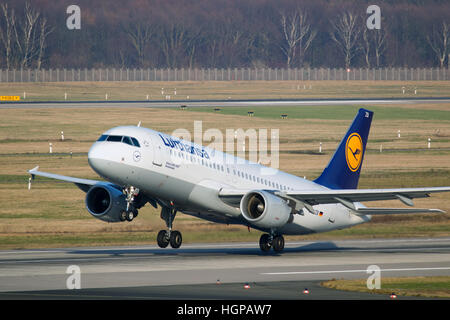 Airbus A320-200 de la Lufthansa au départ de l'aéroport de Düsseldorf. Banque D'Images