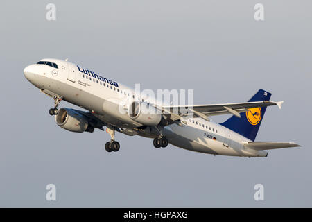 Airbus A320-200 de la Lufthansa au départ de l'aéroport de Düsseldorf. Banque D'Images