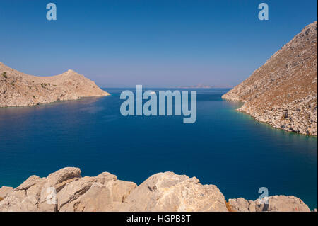 Donnant sur le littoral turc dans la distance de la voie de St Nocholas Bay sur l'île grecque de Symi Banque D'Images