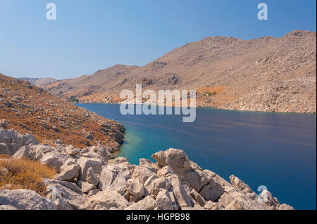 À l'égard de l'enfant le chemin au-dessus de Saint Nicolas Bay sur l'île grecque de Symi Banque D'Images