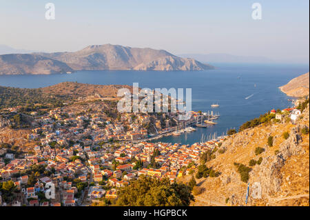 Regardant vers le bas sur le port de Symi - Dodécanèse Grèce yialos Banque D'Images