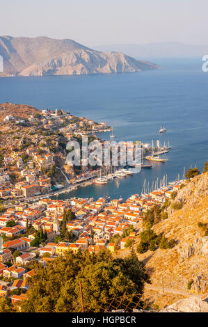 Regardant vers le bas sur le port de Symi - Dodécanèse Grèce yialos Banque D'Images