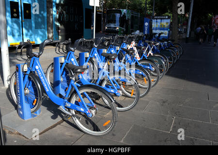 Melbourne La location de vélos dans la ville Banque D'Images