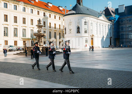 Prague, République tchèque - Le 9 octobre 2014 : Cérémonie de l'évolution de la garde près du Château de Prague Banque D'Images