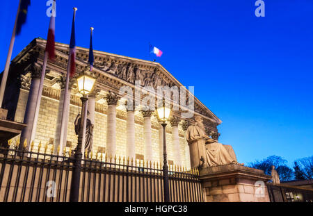 L'Assemblée nationale est la chambre basse du parlement français. Le siège officiel de l'Assemblée nationale est le Palais Bourbon sur les rives de th Banque D'Images