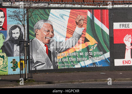 Les peintures murales sur républicaine Falls Road à Belfast Banque D'Images