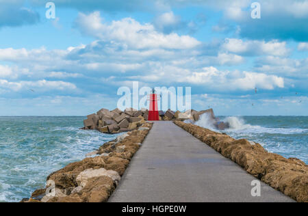 Ortona (Abruzzes, Italie) - La ville sur la mer Adriatique, avec grand port, château médiéval et le centre historique de Nice. Banque D'Images