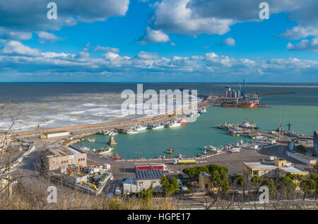 Ortona (Abruzzes, Italie) - La ville sur la mer Adriatique, avec grand port, château médiéval et le centre historique de Nice. Banque D'Images