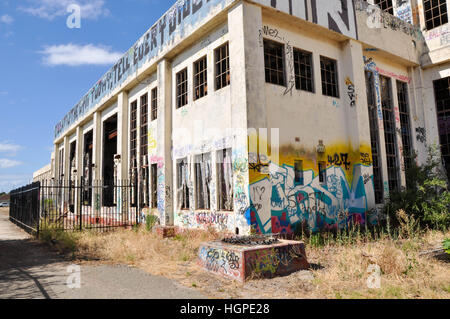 Ancienne station d'alimentation Sud Fremantle avec marquage de la jeunesse, des fenêtres cassées et clôture dans le nord ouest de l'Australie,Coogee Banque D'Images