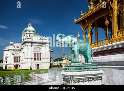 La salle du trône Ananta Samakhom en Thai Royal Dusit Palace et vert éléphant statue, Bangkok, Thaïlande. Banque D'Images