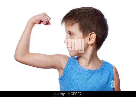 Petit garçon à la recherche d'athlétisme au muscle biceps blanc isolé Banque D'Images