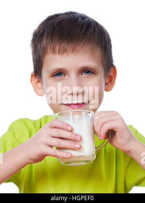 Beau petit garçon buvant du lait blanc isolé Banque D'Images