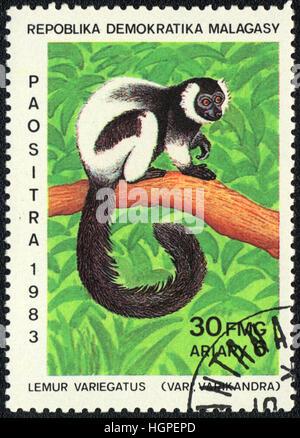 Un timbre-poste imprimé en Lemur Variegatus montre malgache, série,'lémuriens de Madagascar" 1983 Banque D'Images