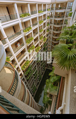 Vue de dessus de l'atrium du grand hôtel moderne de plusieurs étages. Il y a une piscine au rez-de-chaussée. Banque D'Images