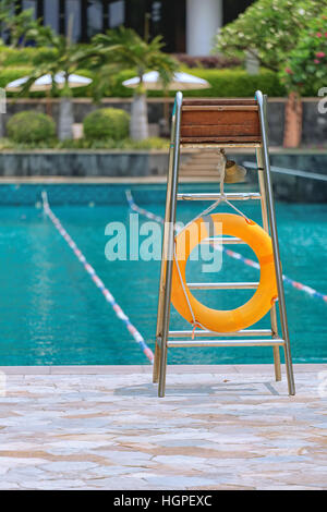 Sur une bouée lifeguard tower à côté de piscine dans une cour de l'hôtel Banque D'Images