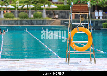 Sur une bouée lifeguard tower à côté de piscine dans une cour de l'hôtel Banque D'Images