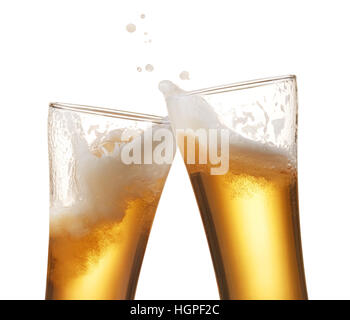 Deux verres de bière toasting créer splash Banque D'Images