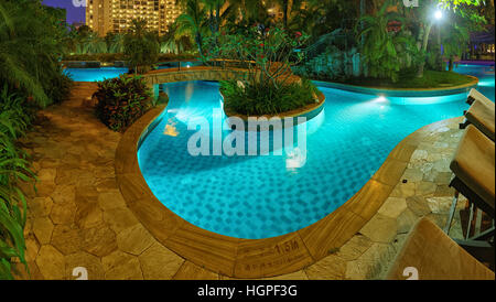 Vue panoramique sur la piscine de l'hôtel la nuit Banque D'Images