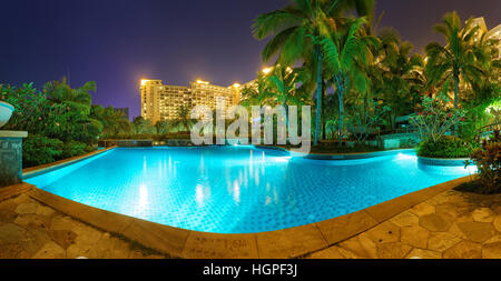 Vue panoramique sur la piscine de l'hôtel la nuit Banque D'Images