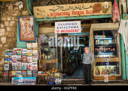 Vendeur en face de sa boutique de souvenirs, de la rue du marché, la vieille ville de Jérusalem, Israël, Moyen Orient Banque D'Images