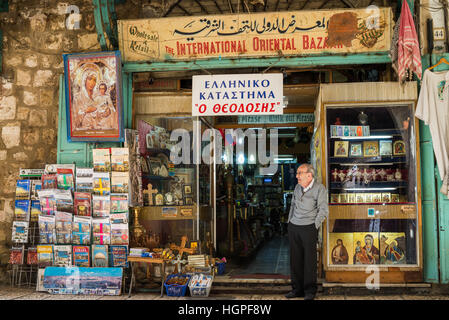 Vendeur en face de sa boutique de souvenirs, de la rue du marché, la vieille ville de Jérusalem, Israël, Moyen Orient Banque D'Images