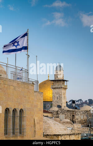 Des drapeaux israéliens sur le quartier juif avec la vue de Bab al-Silsila Minaret et Dôme du Rocher, sur le mont du Temple, Jérusalem, Israël Banque D'Images